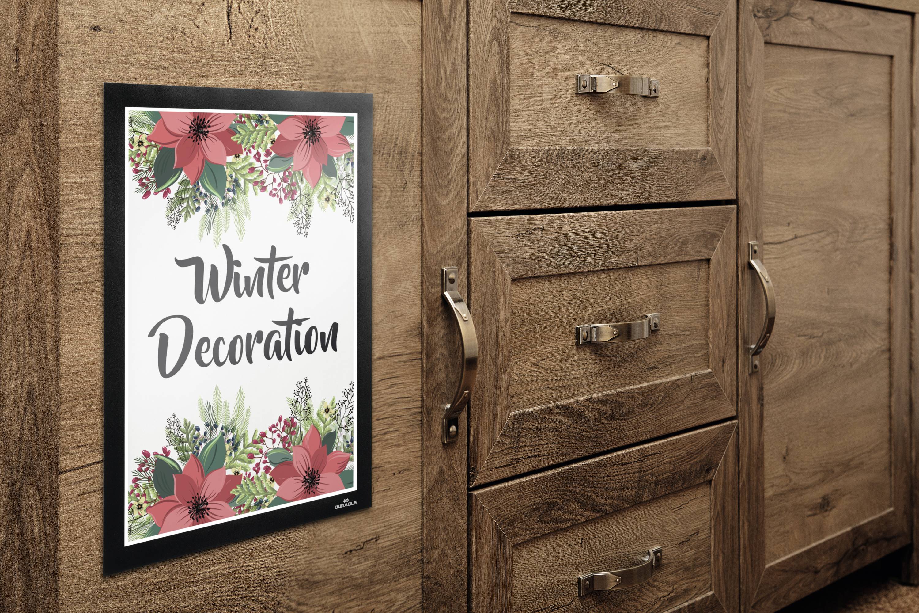 Un meuble en bois sur lequel est accroché un panneau portant l'inscription 'Winter Decoration', entouré de motifs floraux rouges et verts.