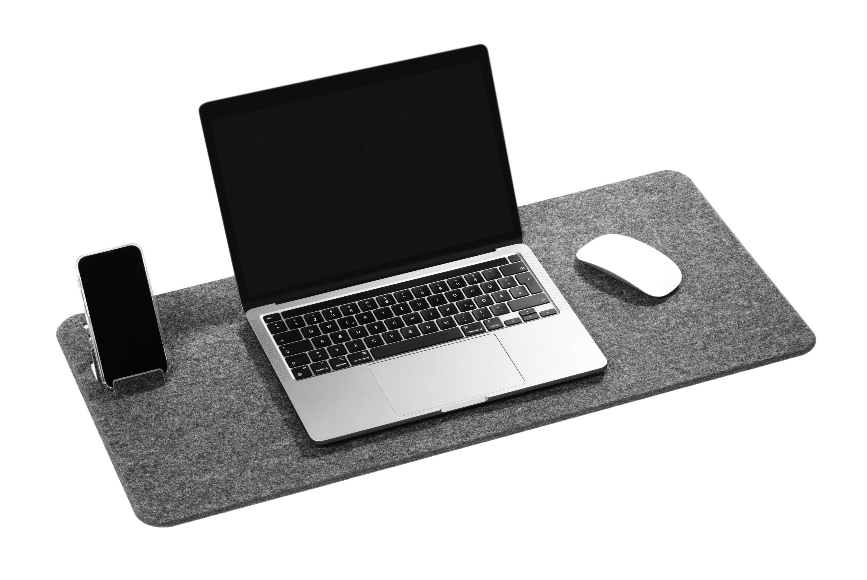 Un ordinateur portable sur un tapis de bureau gris, avec une souris à droite et un smartphone sur support à gauche.