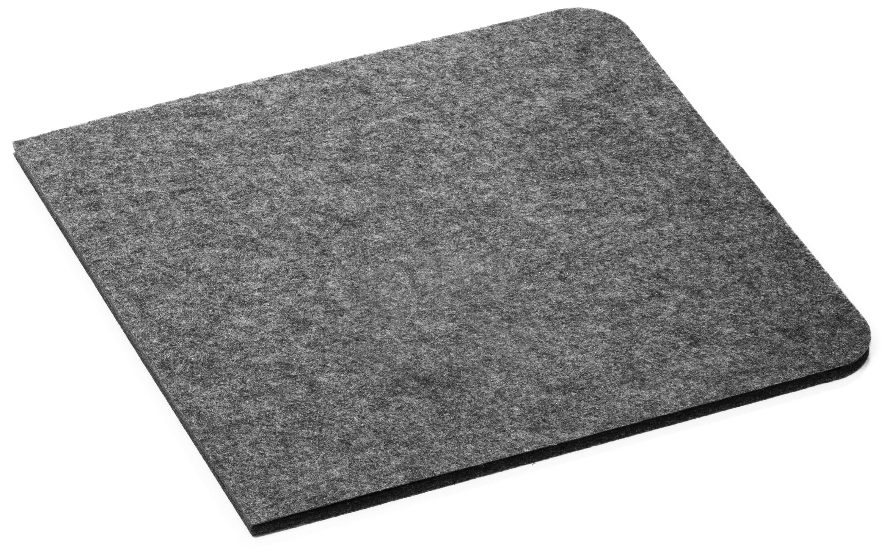 Tapis de feutrine gris aux coins arrondis.