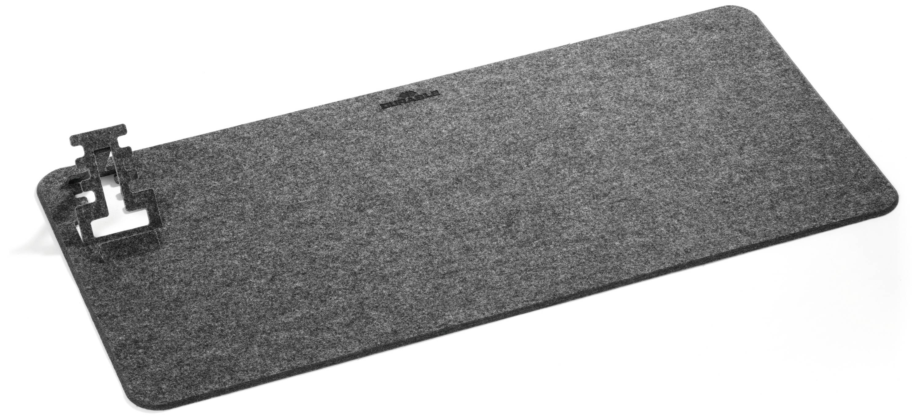 Un tapis en feutre rectangulaire gris avec un support découpé dans un coin, probablement destiné à assurer une stabilisation.