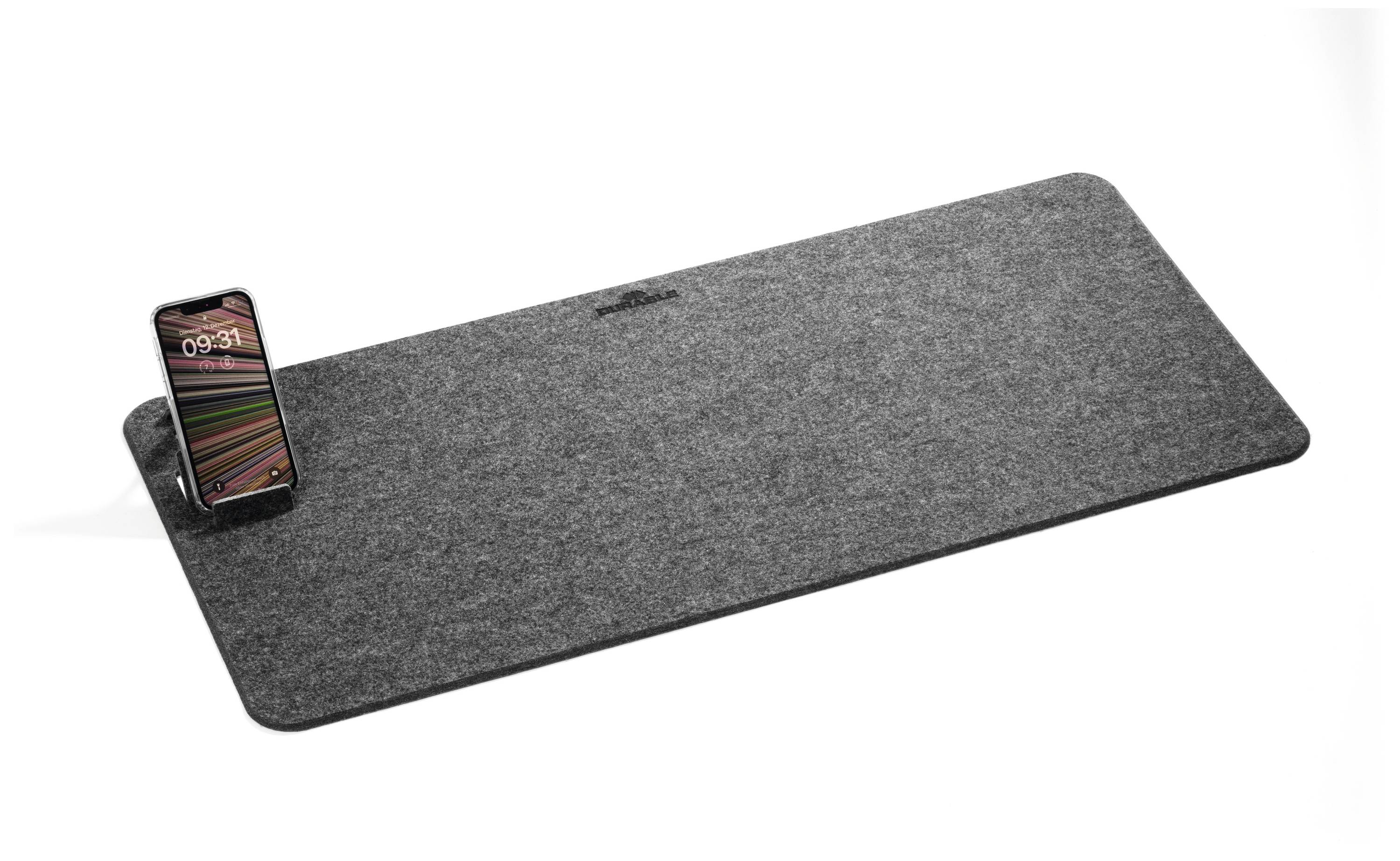 Un tapis de feutre gris avec une station de charge sans fil, sur lequel un smartphone est posé. Le smartphone affiche l'heure 09:31.