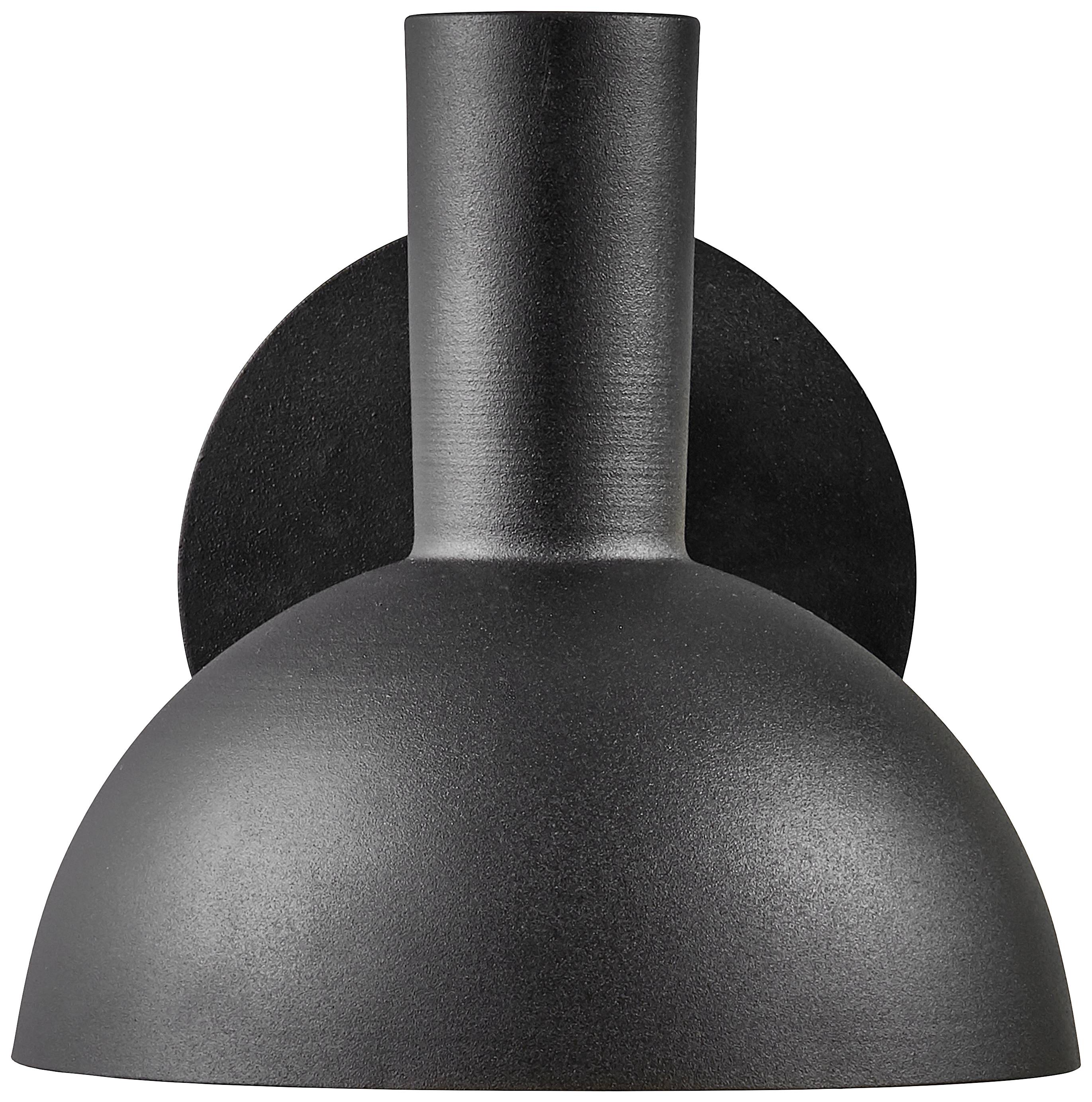 Un luminaire mural moderne noir avec un abat-jour semi-circulaire et un socle cylindrique devant un fond blanc.