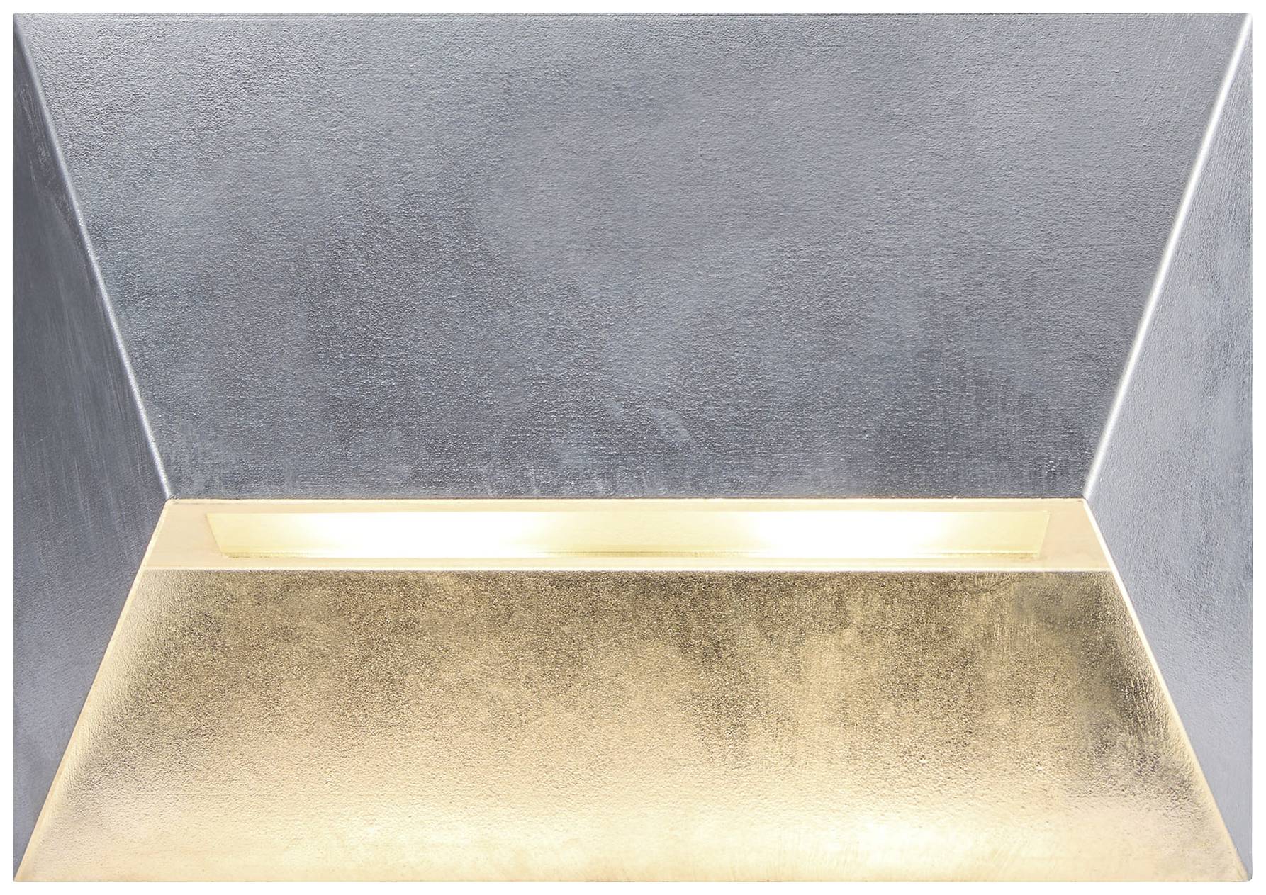 Une lumière murale moderne avec une surface métallique biseautée diffuse une lumière chaude vers le bas.