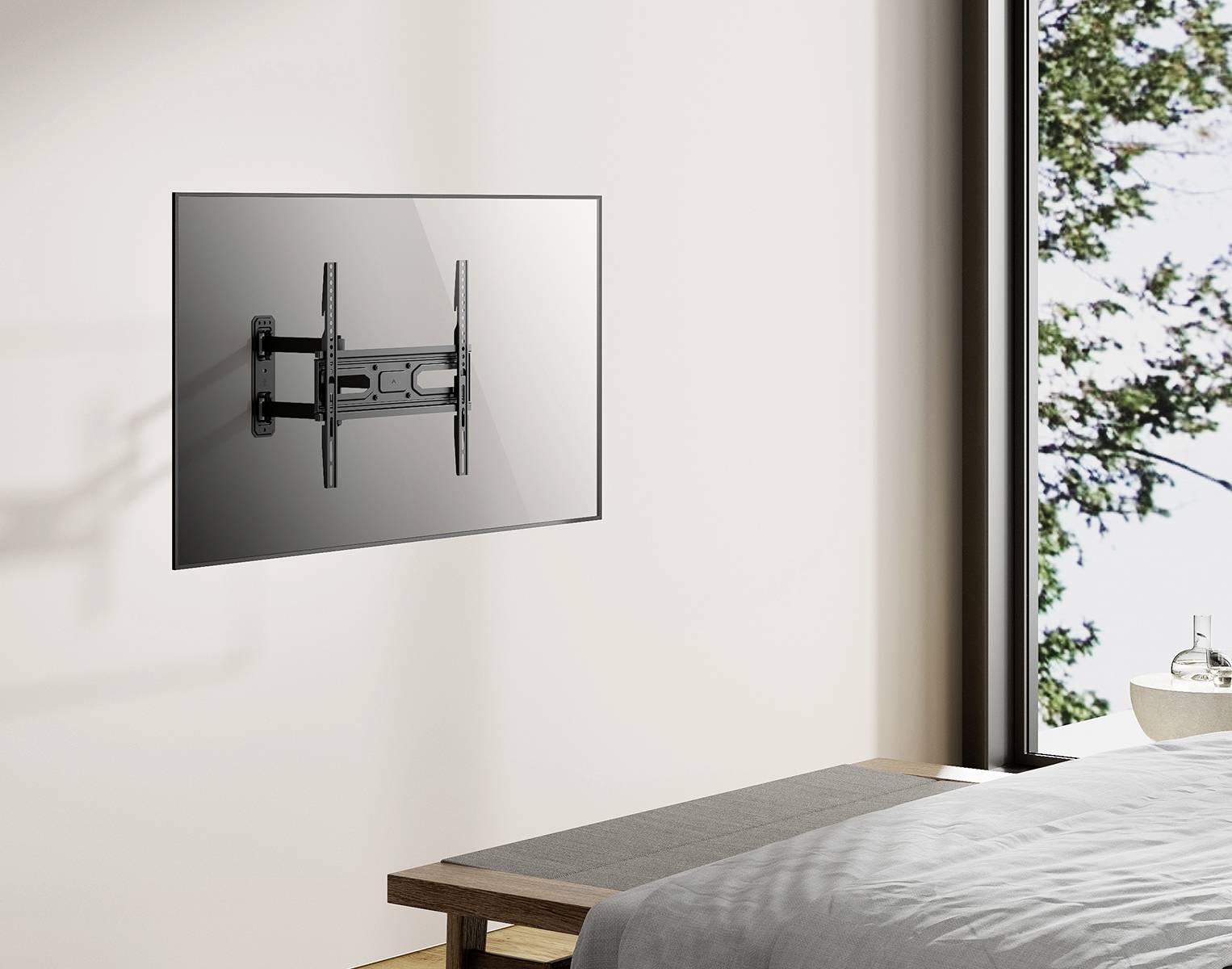 Support mural pour téléviseur, fixé sur un mur dans une pièce moderne avec une grande fenêtre donnant sur un jardin ensoleillé.