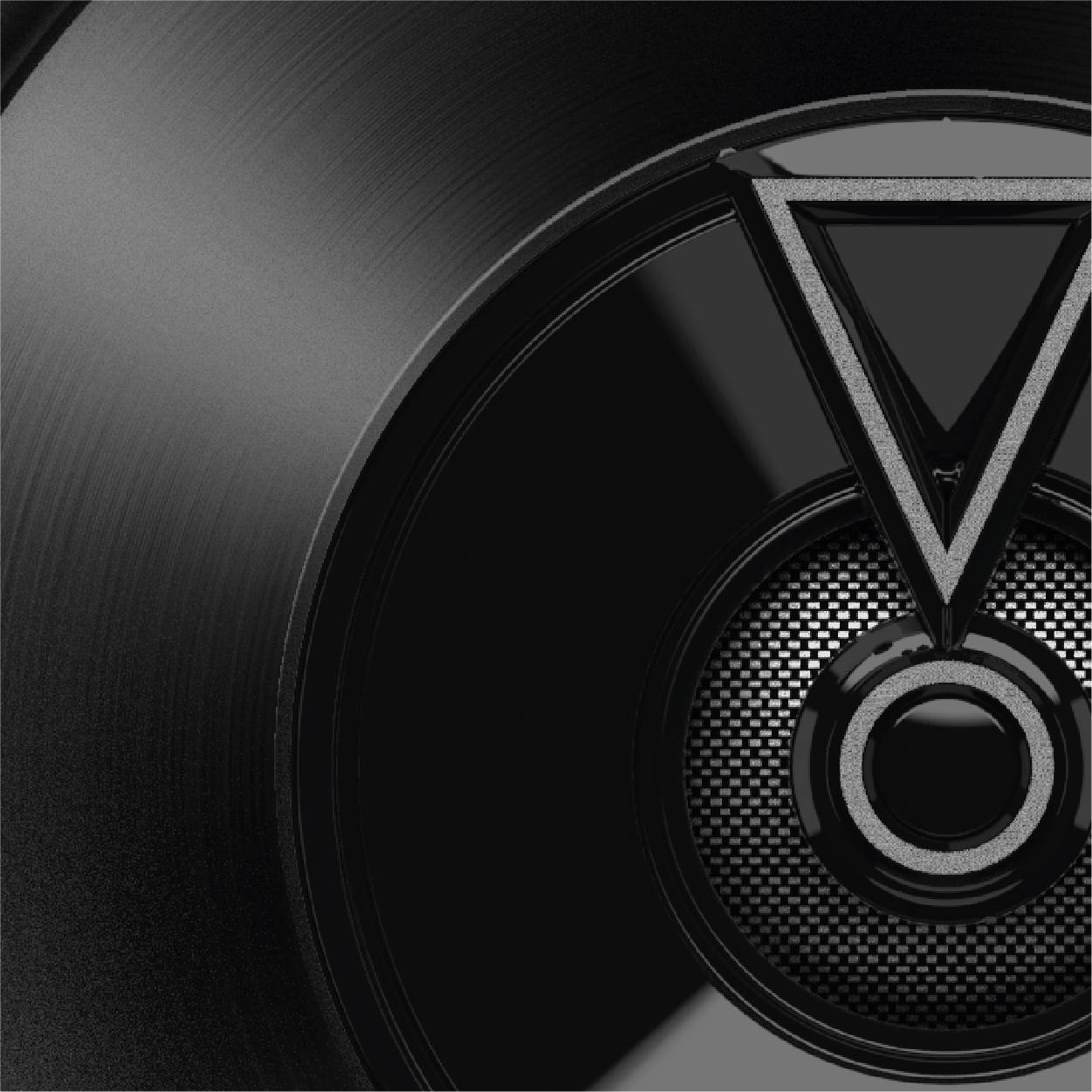 Gros plan sur une grille de haut-parleur noire avec un design triangulaire stylisé et des éléments circulaires au centre.