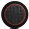 Gros plan sur une grille de haut-parleur noir et rouge.