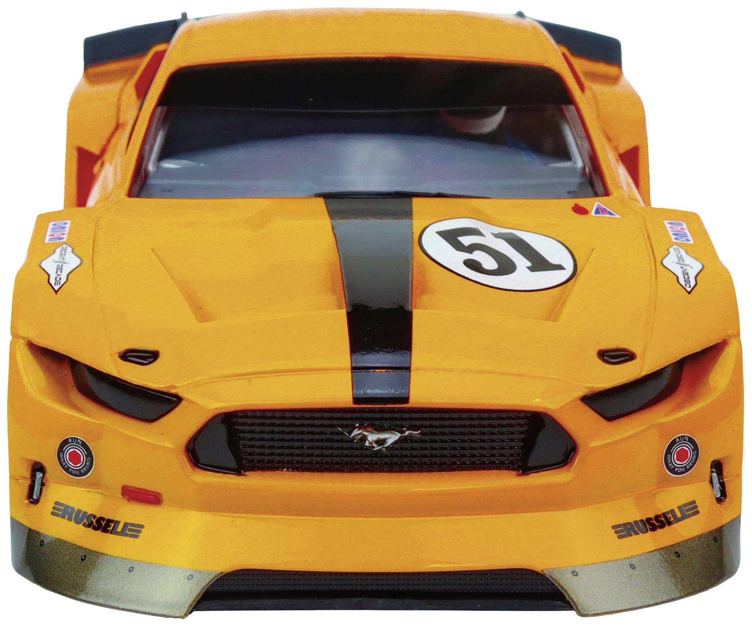 Un modèle de voiture de course orange portant le numéro 51 sur le capot, avec des bandes noires et plusieurs autocollants de sponsors.