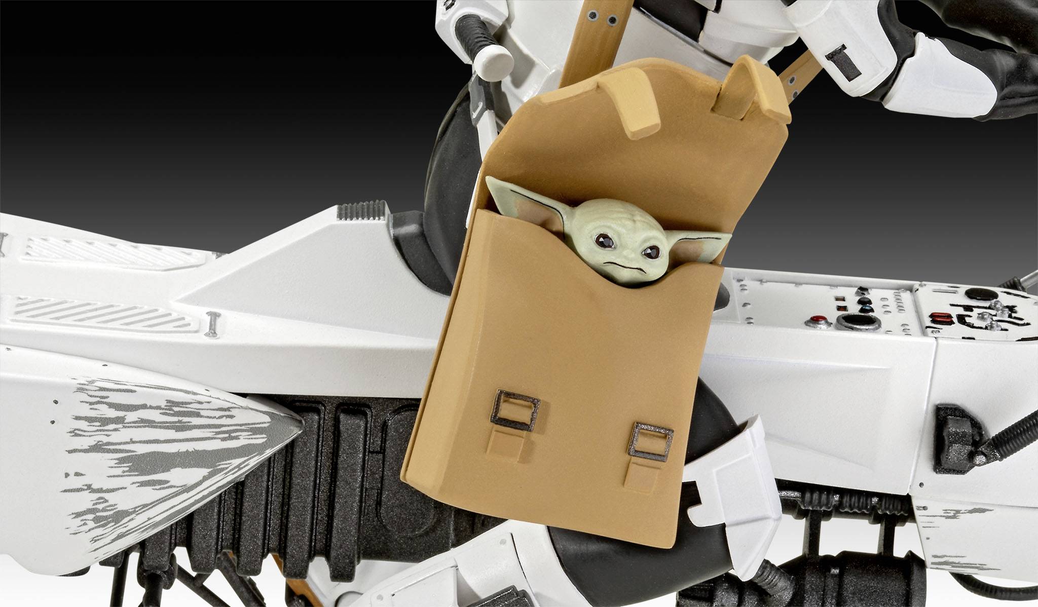 Un petit personnage vert est assis dans un sac marron attaché à une moto blanche.