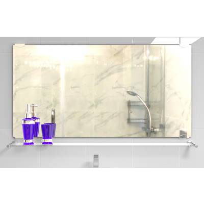 Miroir de salle de bain avec une étagère en verre tenant un distributeur de savon violet et un verre, reflétant une zone de douche en marbre avec des accessoires chromés.