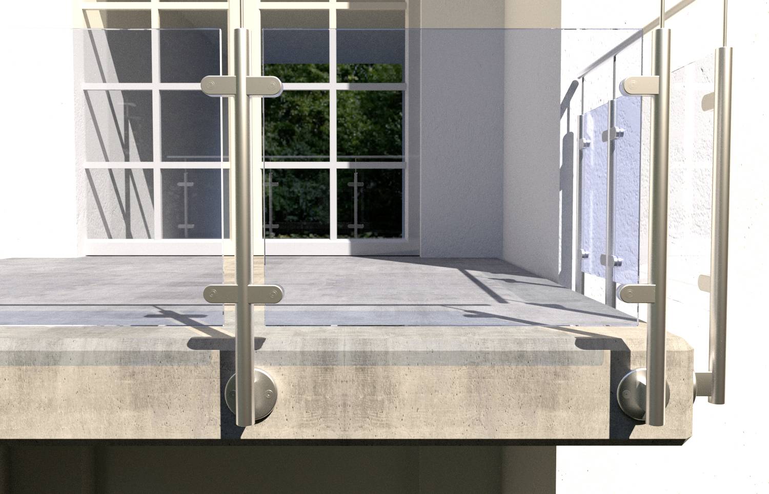 Un balcon moderne avec une rambarde en verre et des supports en métal. À l'arrière-plan, de grandes fenêtres sont visibles, montrant l'intérieur d'un bâtiment.