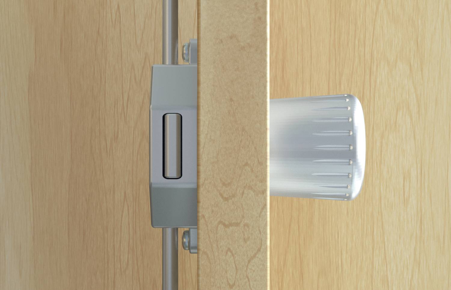 Fente de porte en bois avec poignée argentée et serrure visibles. La poignée est lisse et cylindrique, la serrure est rectangulaire.