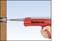 Une main tient un pistolet d'injection rouge portant l'inscription 'fischer', qui ancre un mur.