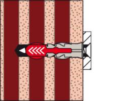 La coupe transversale montre un système de canaux ou de conduites dans une structure située entre le sol et le tube du tunnel, représenté dans un diagramme.