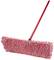 Une serpillière rouge à grosse tête duveteuse et manche long. Adaptée au nettoyage de grandes surfaces de sol.
