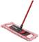 Un balai serpillière rouge avec une tête en microfibre rectangulaire et moelleuse, adapté pour nettoyer de grandes surfaces.