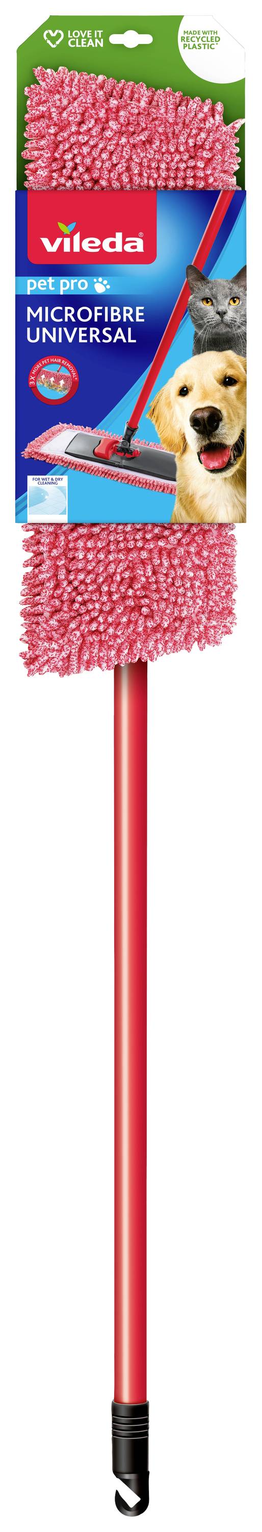 Un balai serpillière en microfibre rouge Vileda avec manche long, adapté pour les poils d'animaux et le nettoyage des salissures, l'emballage présente le balai et un chien.