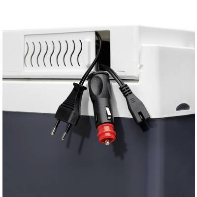 Un réfrigérateur blanc et gris avec des fentes de ventilation ouvertes. Deux types de fiches sont sortis : une fiche européenne et une fiche de prise allume-cigare.