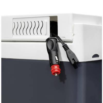 Un câble d'adaptateur pour voiture dépasse d'une ouverture d'une glacière portable. Des fentes de ventilation sont visibles en arrière-plan.