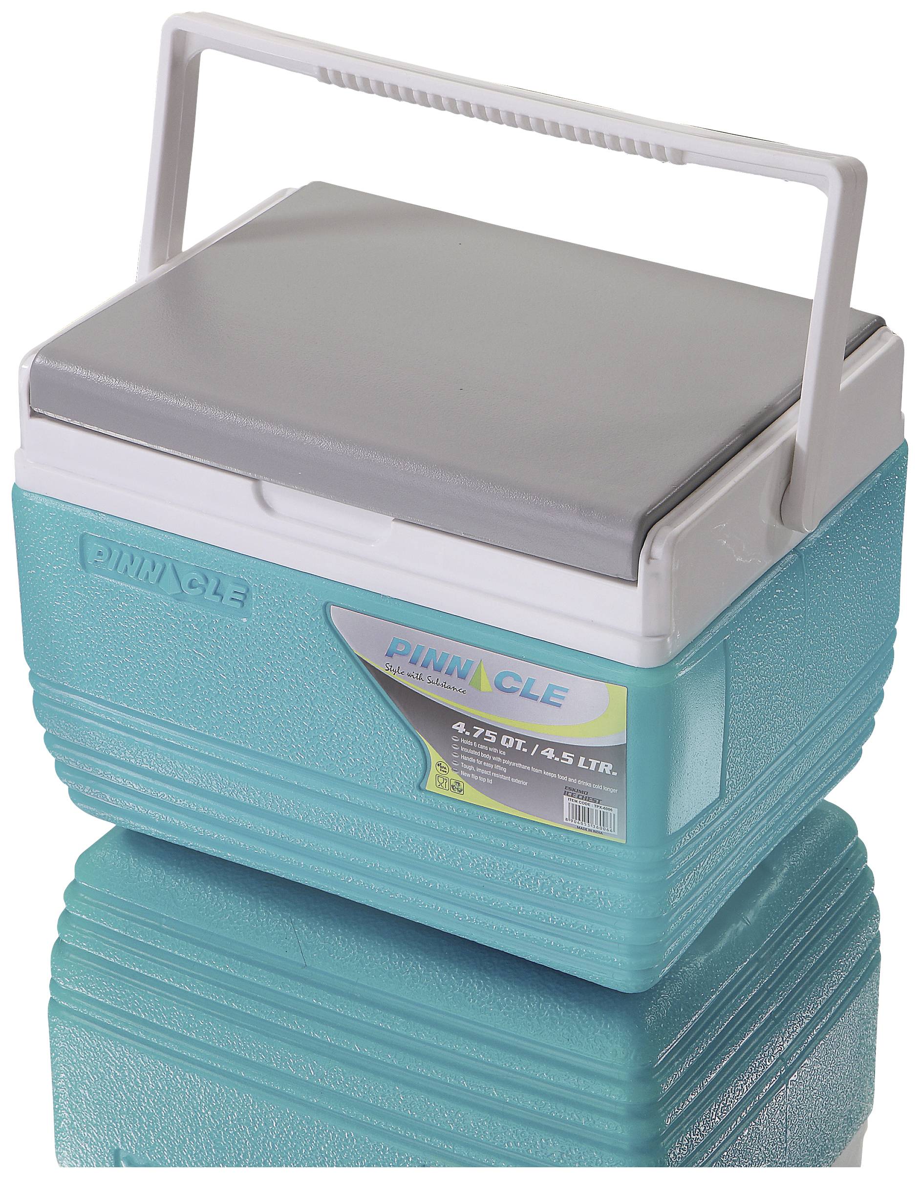 Une glacière bleue avec un couvercle gris et une poignée de transport, portant le logo 'Pinnacle' et indiquant une capacité de 4,75 quarts/4,5 litres.