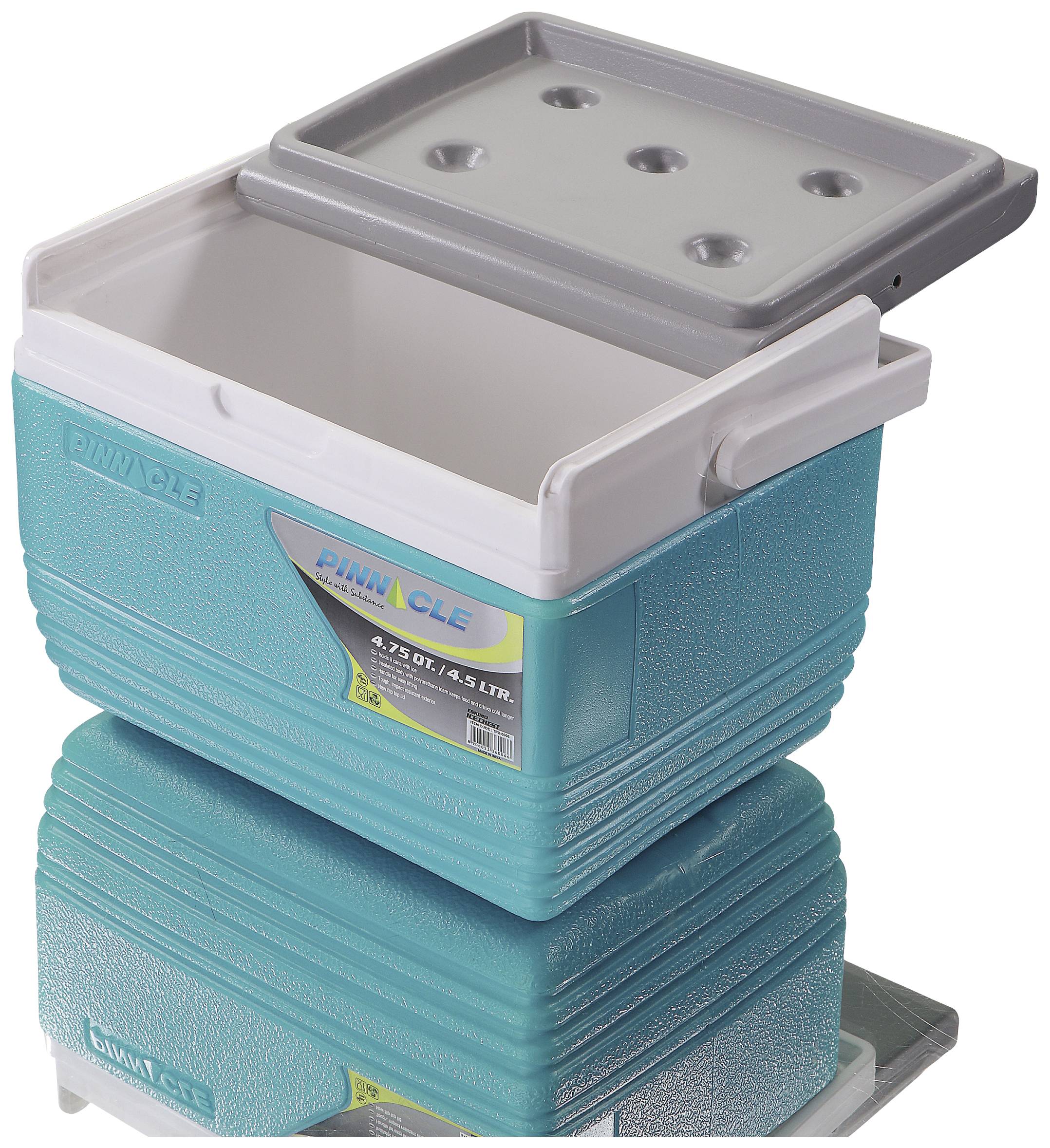 Une glacière bleue rectangulaire avec le couvercle ouvert. Sur la face avant est inscrit 'Pinnacle' et la capacité est indiquée à 4,5 litres.