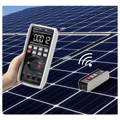 Multimètre numérique portatif pour tester les panneaux solaires, avec une icône de capteur sans fil indiquant la mesure ou le suivi à distance.