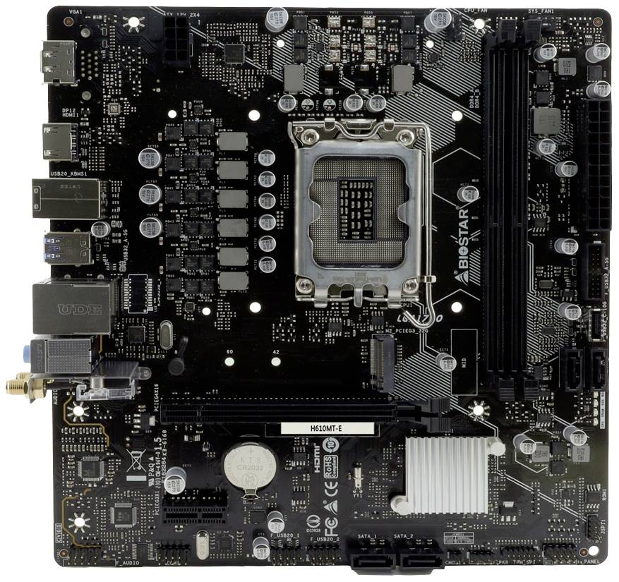 Une carte mère avec différentes emplacements et connecteurs, montrant quatre emplacements RAM à droite, un socket CPU au centre.