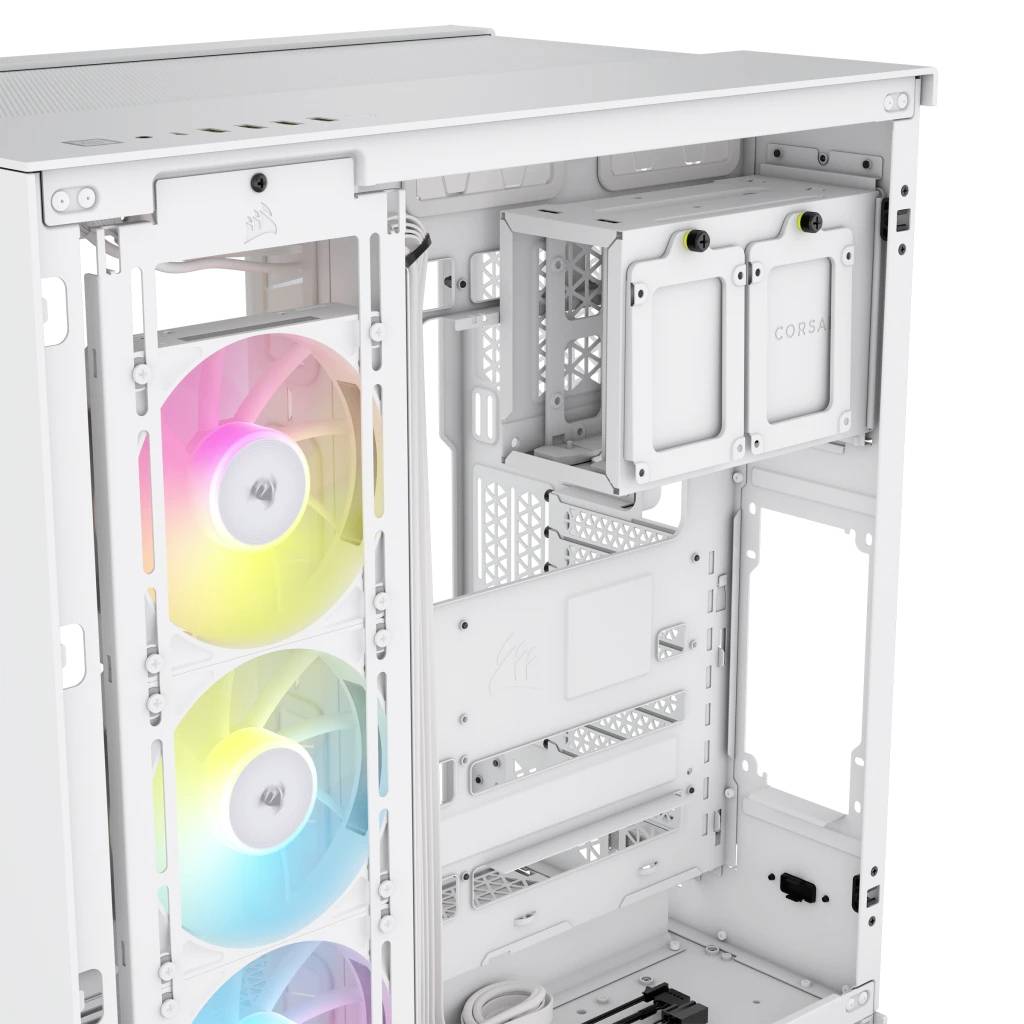 Boîtier d'ordinateur blanc avec trois ventilateurs RGB intégrés à l'avant ; panneau latéral transparent révélant l'intérieur du boîtier.