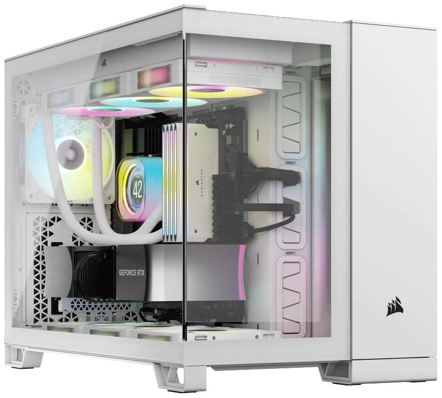 Un ordinateur blanc avec une paroi latérale transparente montre à l'intérieur un éclairage, des ventilateurs et une carte graphique.