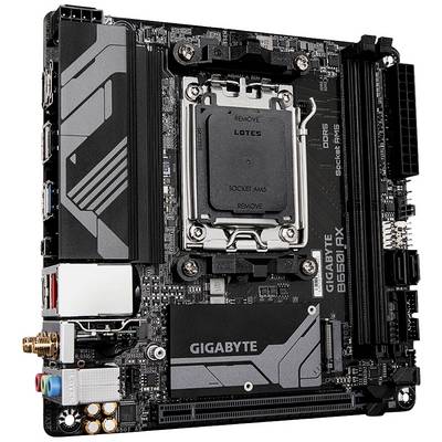 Une carte mère Gigabyte noire pour ordinateur de bureau avec différents ports et composants électroniques.