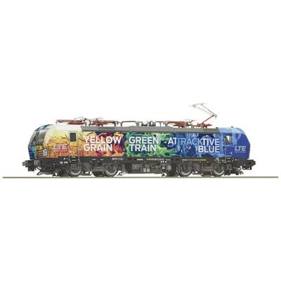 Une locomotive colorée portant les inscriptions « Yellow Grain », « Green Train » et « Attractive Blue » sur son flanc, symbolisant différents thèmes.