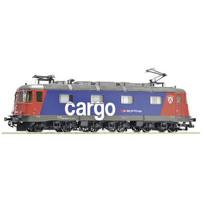 Une locomotive de SBB Cargo, peinte en bleu et rouge, avec le grand lettrage 'cargo' sur le côté.