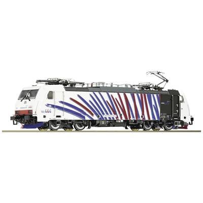 Un train miniature (locomotive blanche) avec des bandes colorées sur le côté, qui est stationné sur une voie ferrée.