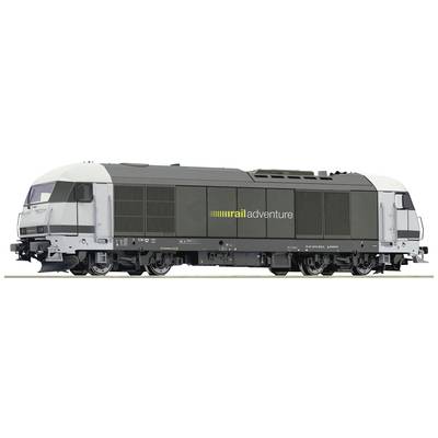 Locomotive gris-blanc avec l'inscription 'rail adventure' sur le côté, stationnée sur des rails. Design moderne, vue de profil.