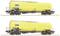 Deux wagons-citernes jaunes sur des rails, chacun portant le logo 'GATX'. Les deux wagons sont identiques et transportent probablement des liquides.