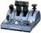 Un pupitre de commande de vol Thrustmaster bleu avec des leviers et des boutons servant à contrôler la poussée et d'autres fonctions de vol.