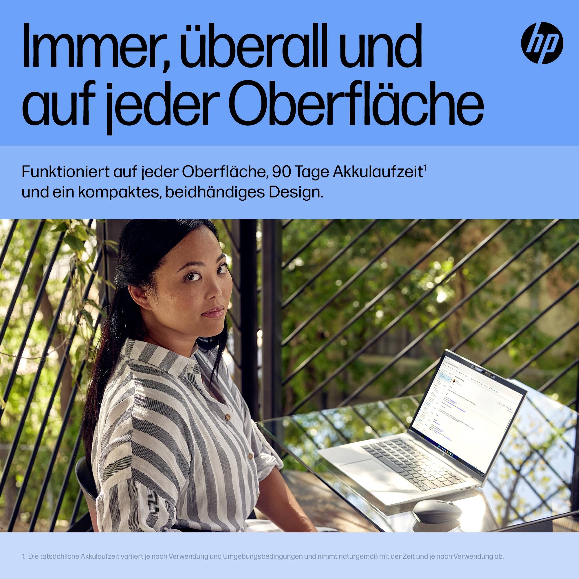 Une femme est assise sur un balcon avec un ordinateur portable, entourée de plantes. Le texte décrit une longue autonomie de batterie et des possibilités d'utilisation polyvalentes.