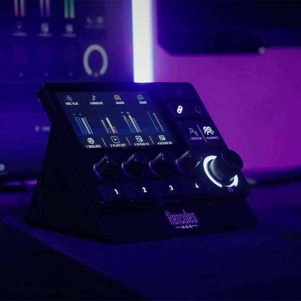 Une console de mixage DJ avec plusieurs boutons rotatifs et un affichage numérique est posée sur une table dans une pièce éclairée de lumières rose et violette.