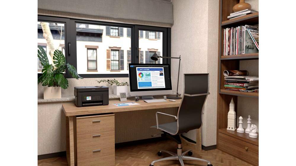 Un bureau à domicile moderne avec un bureau, un ordinateur, une imprimante et des étagères, éclairé par une grande fenêtre.