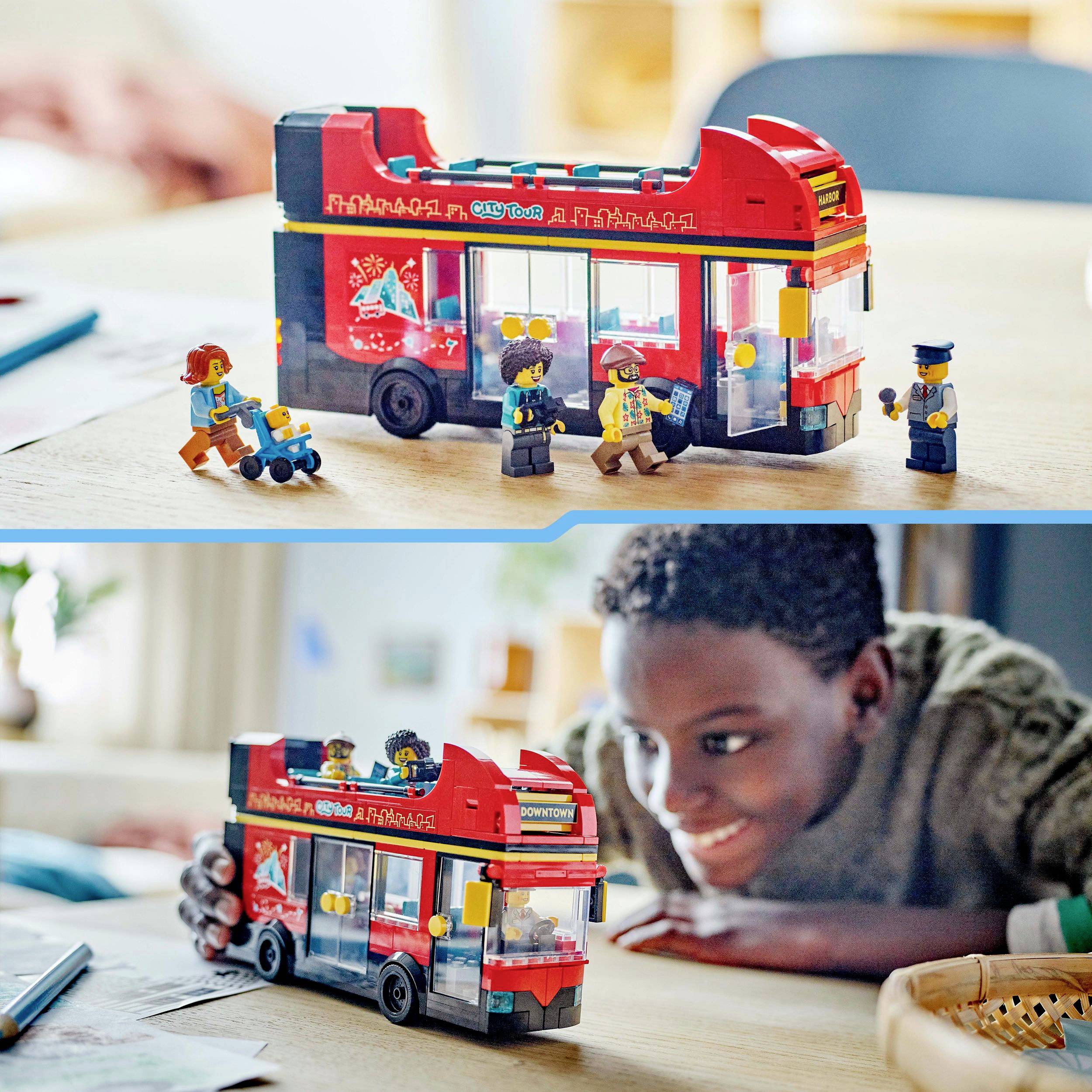 Un enfant joue avec un bus à impériale rouge en jouet et des figurines. En arrière-plan, un espace flou avec des meubles.