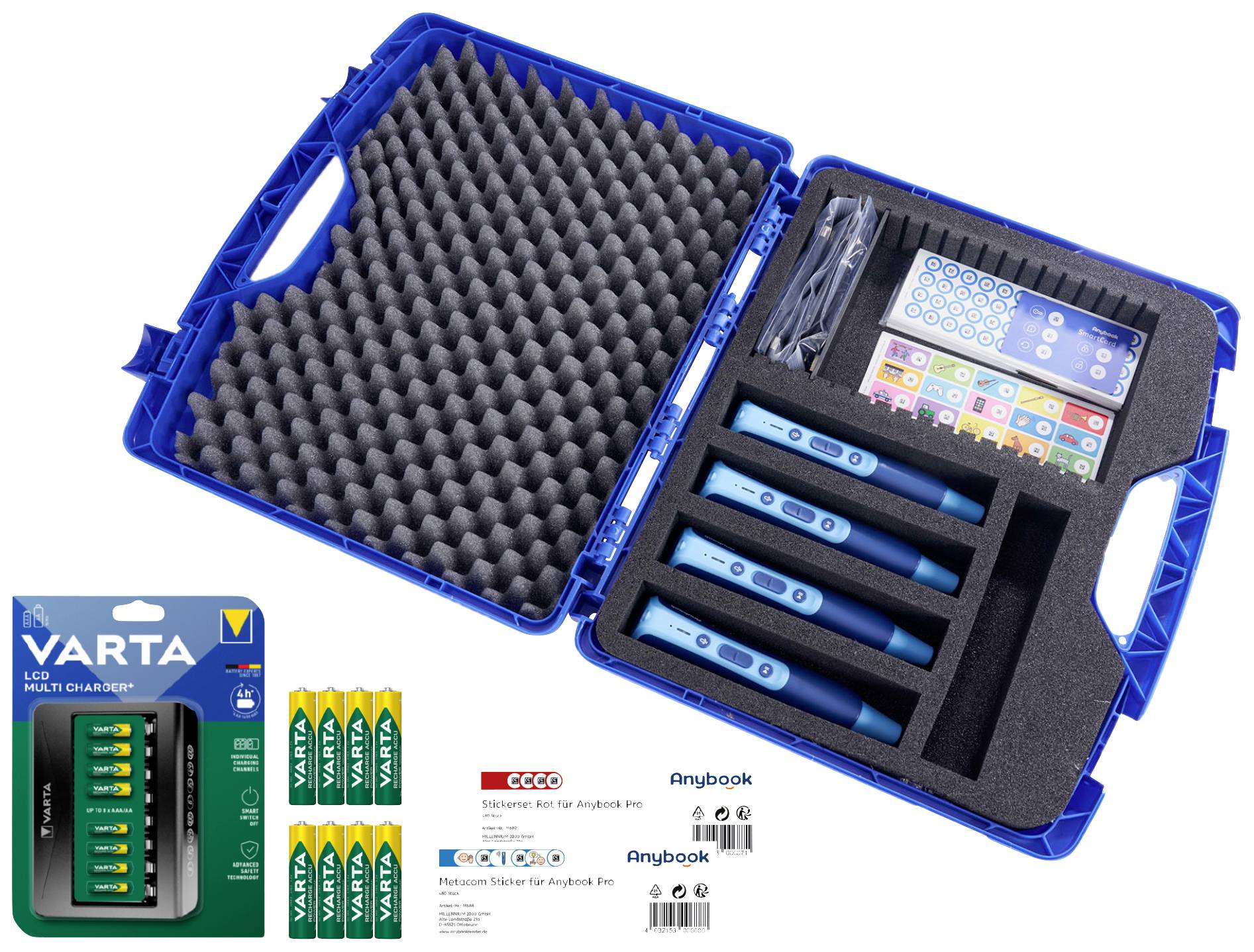 'Une valise bleue contenant quatre appareils numériques bleus, avec rembourrage en mousse, câbles et accessoires. À côté, un emballage de chargeur VARTA et plusieurs batteries.'