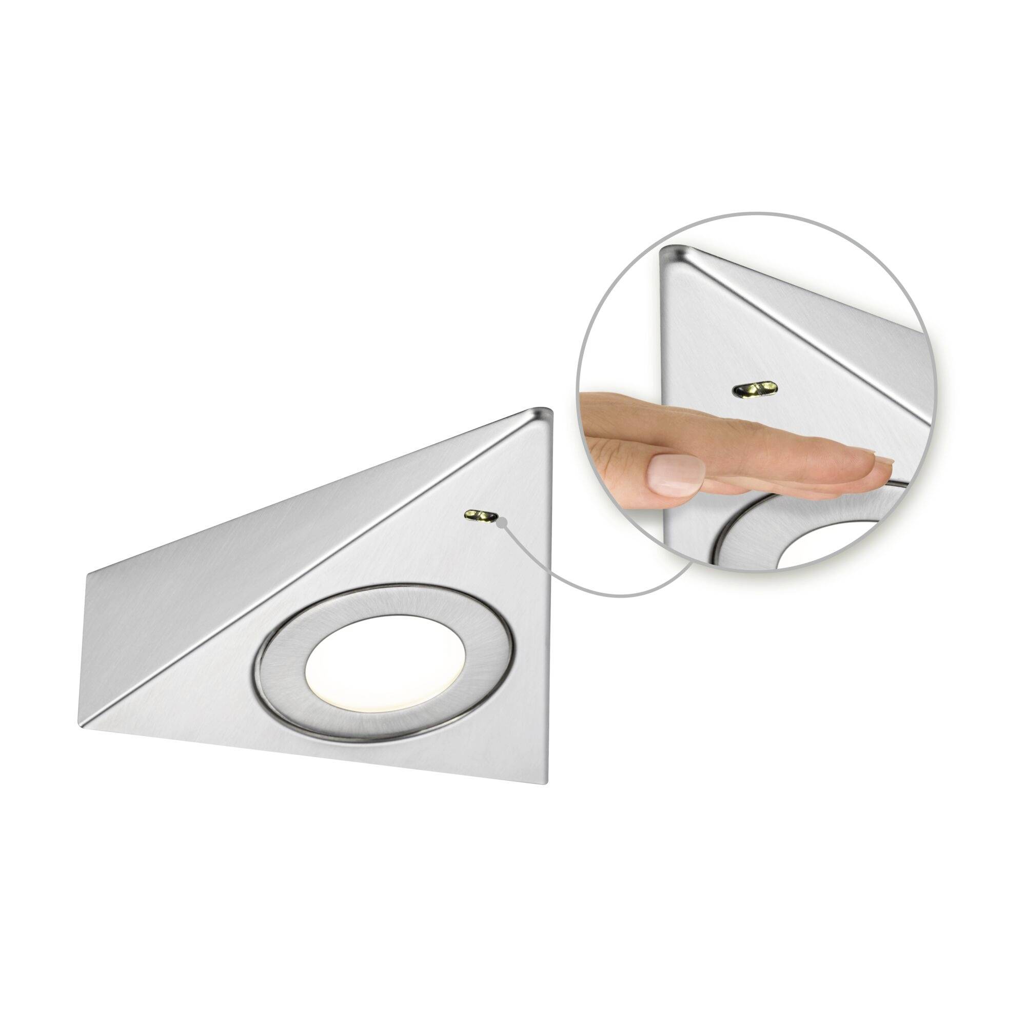 Un spot LED triangulaire à commande sans contact. Une main flotte près du capteur pour allumer et éteindre la lampe.
