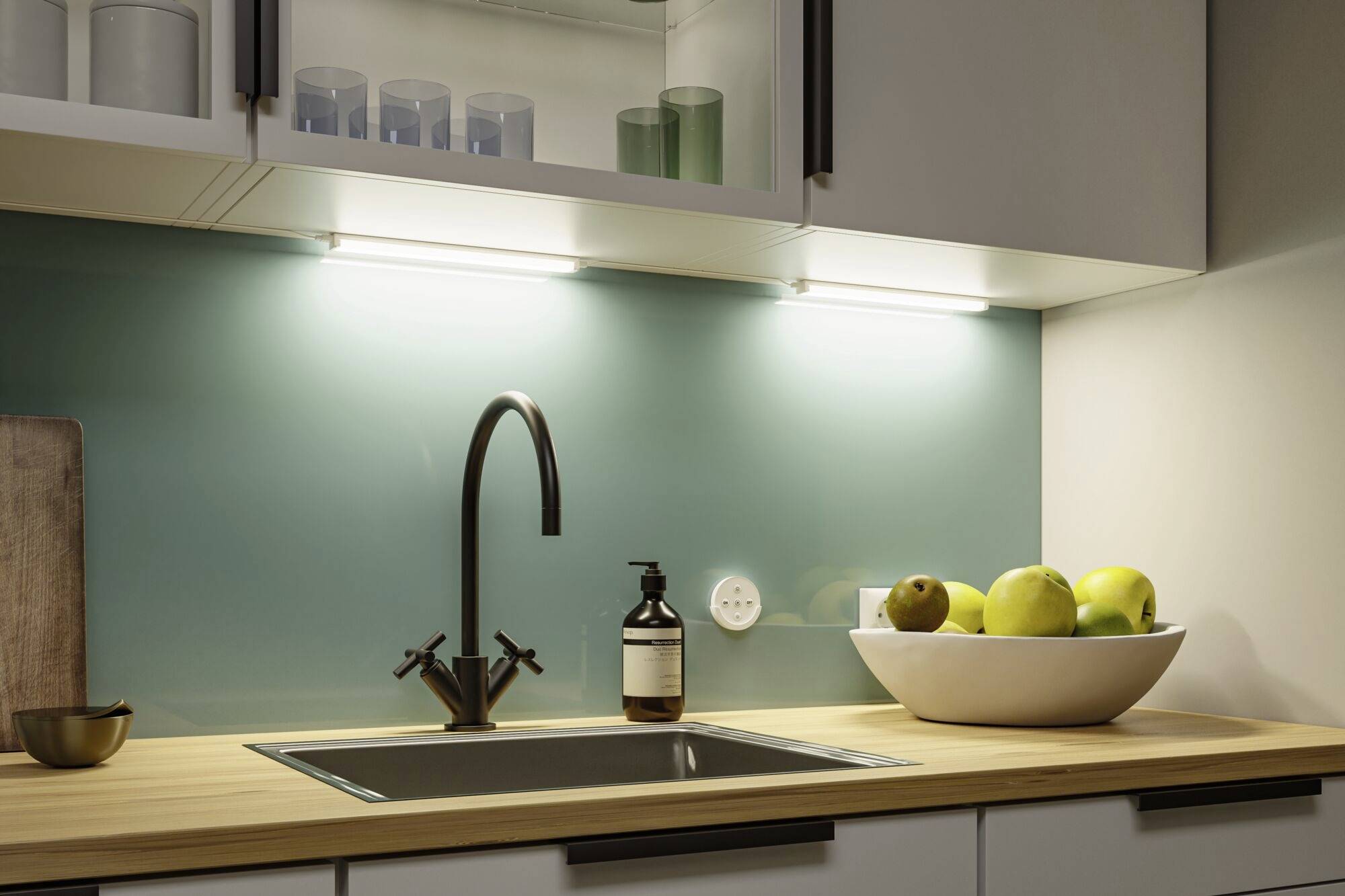 Cuisine moderne avec plan de travail en bois, robinet et évier noirs. Un bol de pommes et un flacon de savon sont disposés à côté.