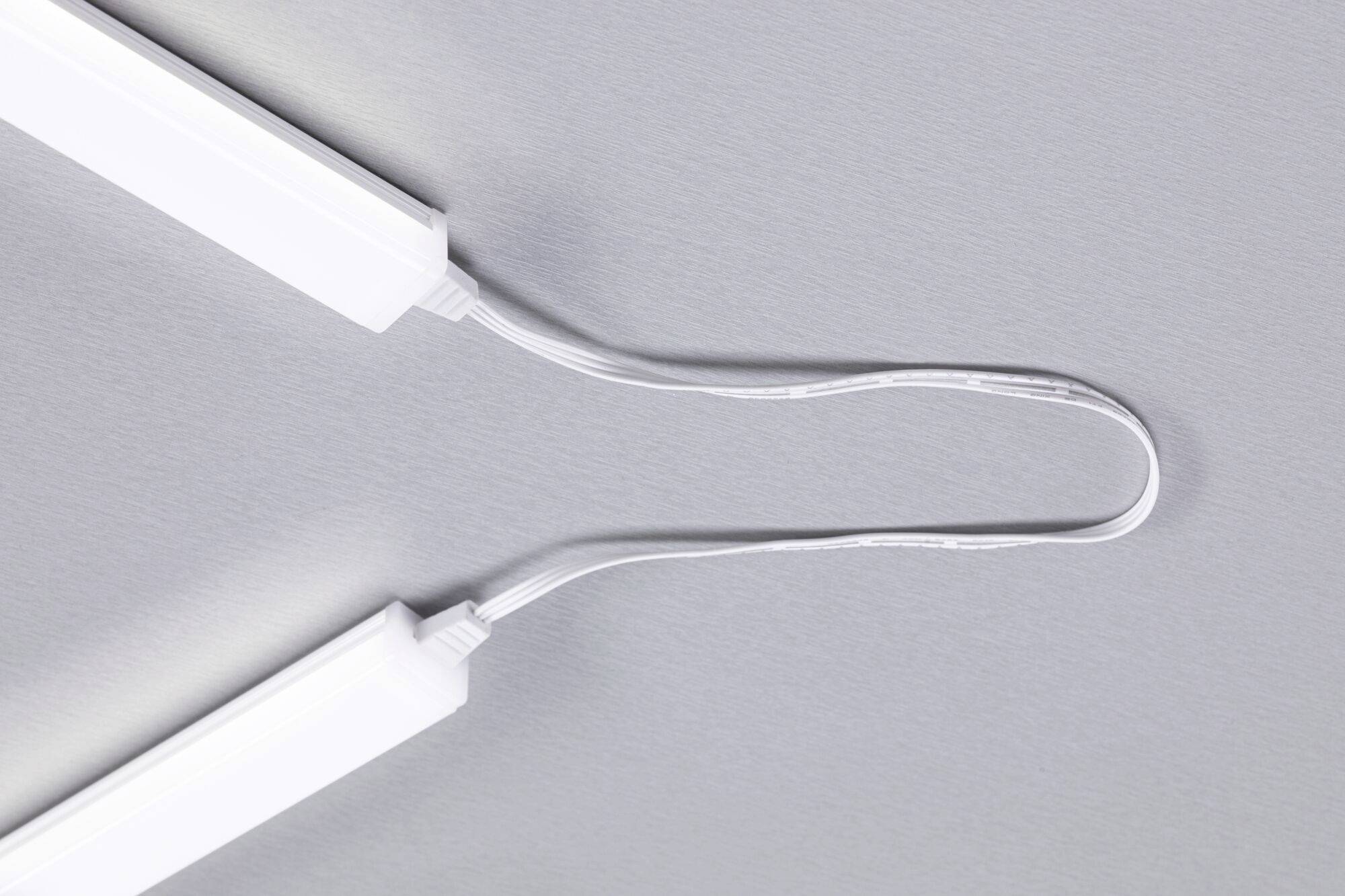 Deux luminaires linéaires au plafond, reliés par un câble courbé, sur un fond gris.