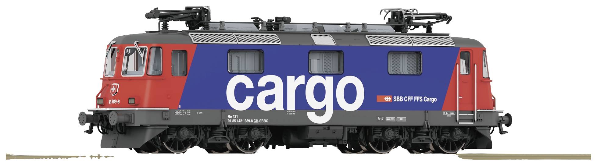 Un train de marchandises rouge et bleu portant l'inscription 'cargo' et arborant un écusson suisse sur le côté, stationné sur les rails.