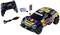 Voiture télécommandée de style course avec télécommande et accessoires, incluant des piles et un câble de chargement USB.