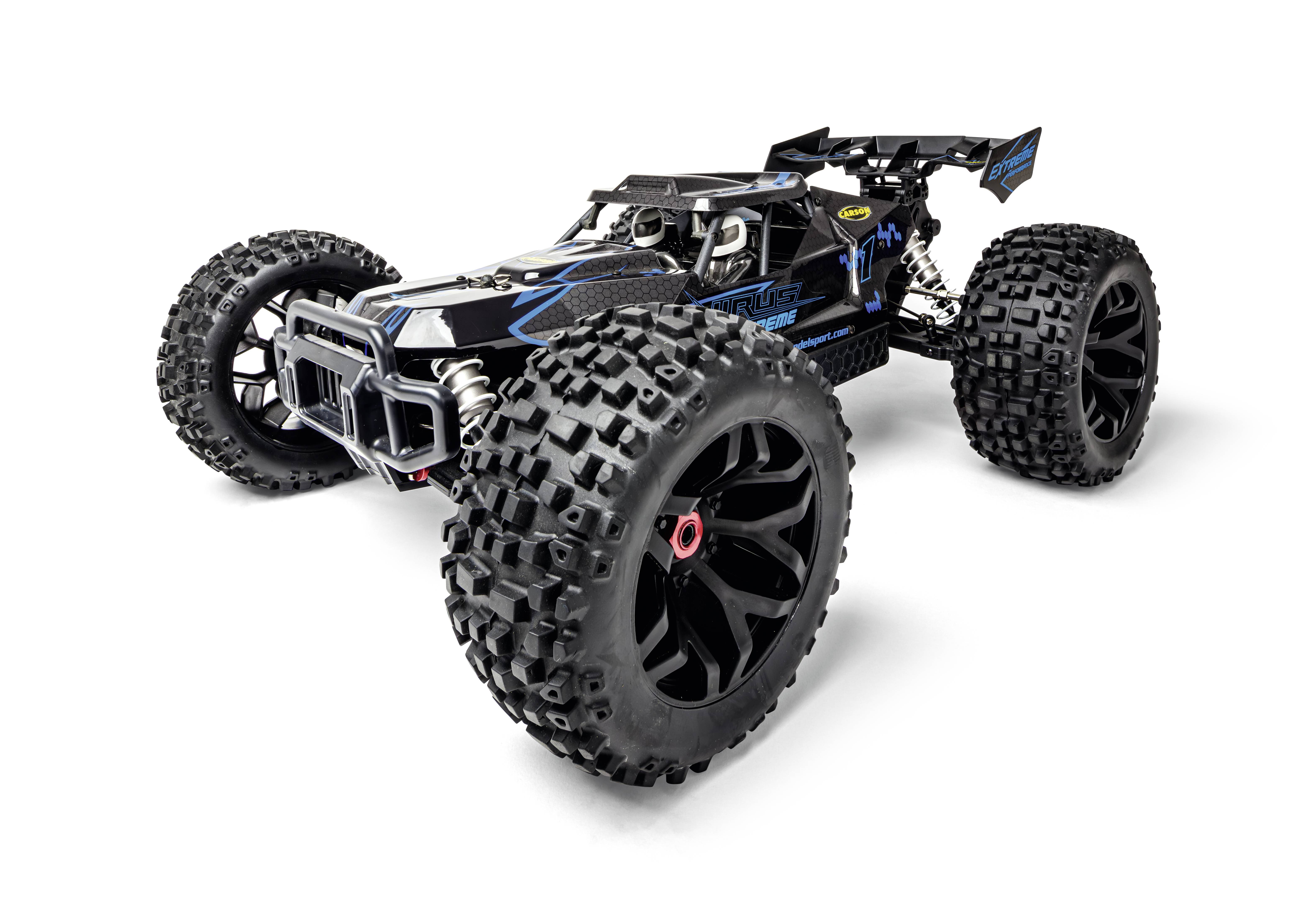 Une voiture télécommandée noire avec de grandes roues tout-terrain et des détails bleus est garée sur une surface blanche.