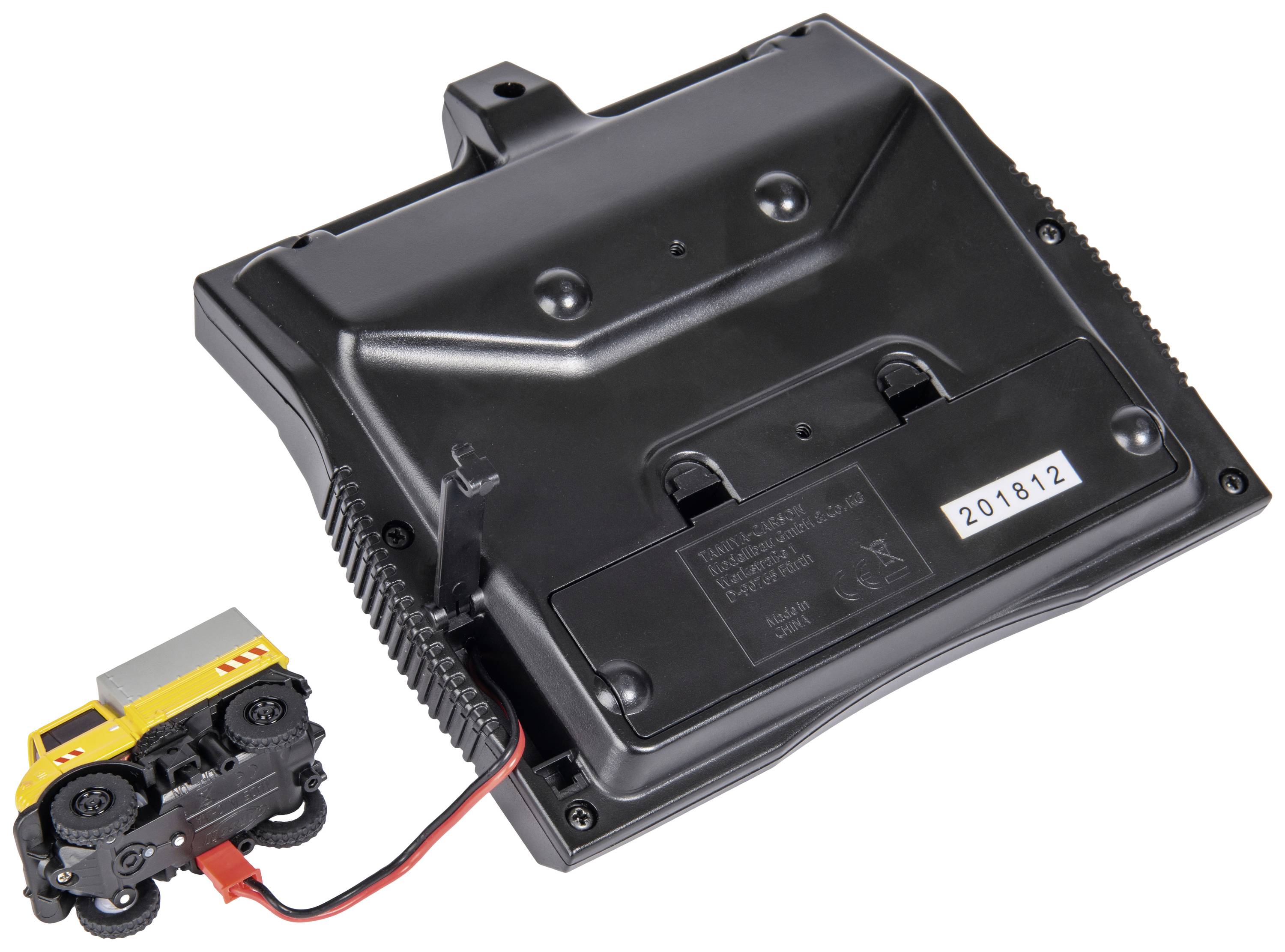 Voiture télécommandée - Une petite voiture de jouet jaune est connectée à un module de télécommande noir.