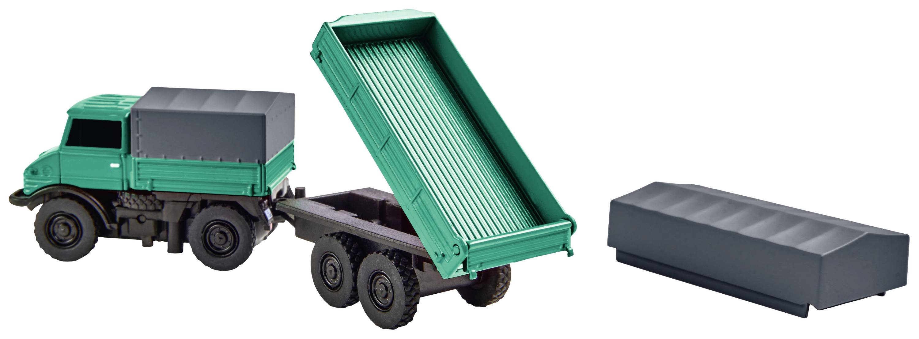 Un camion vert avec une remorque basculante soulève sa surface de chargement. Une bâche grise séparée est posée à côté.