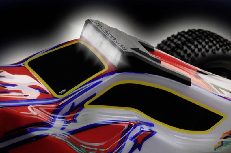 Une voiture télécommandée avec un panneau LED lumineux sur le toit. Elle arbore un design coloré avec des motifs rouges, bleus et jaunes.