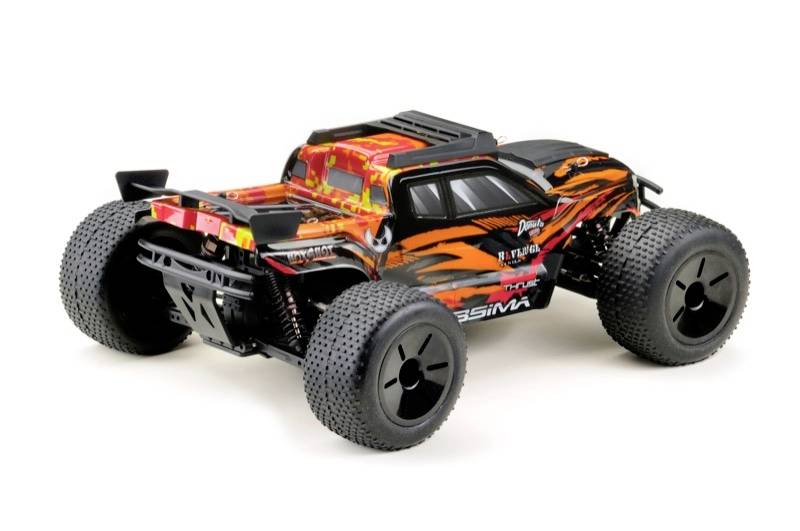 Une voiture télécommandée en orange vif et noir, avec de gros pneus tout-terrain, est prête pour une course hors-route.